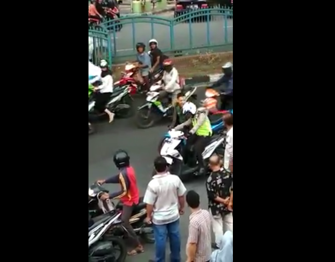 Video anggota TNI pukul polisi di Pekan Baru (Facebook)