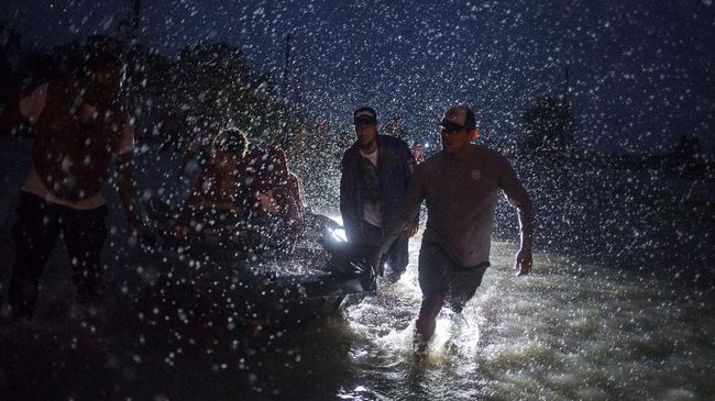 Badai Harvey bergeser ke Louisiana dari Texas dan memakan lebih banyak korban.(Reuters/Adrees Latif)