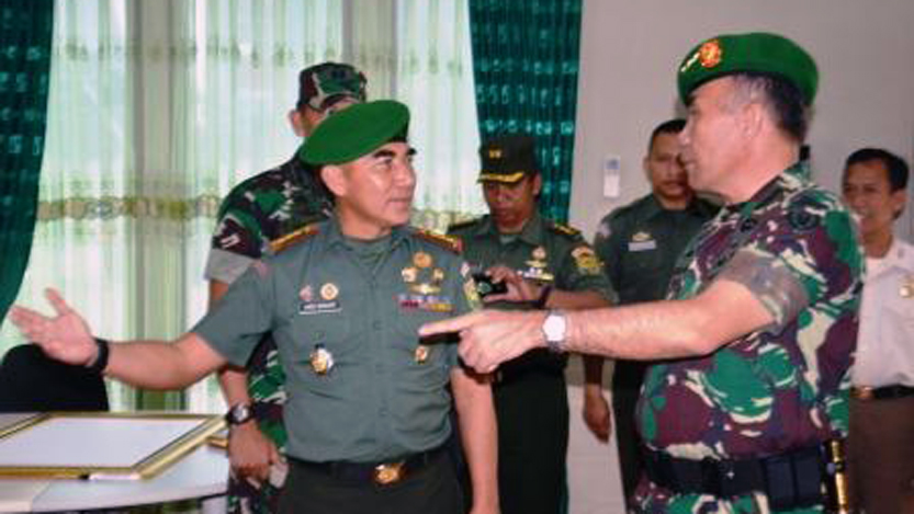 Wakil Kepala Staf Angkatan Darat (Wakasad) Letnan Jenderal TNI H Siburian (kanan) disambut Komandan Korem 043 Gatam, Kolonel (Inf) Hadi Basuki saat berkunjung ke Korem 043 Gatam, Kamis (10/8). (korem-043-gatam.mil.id)