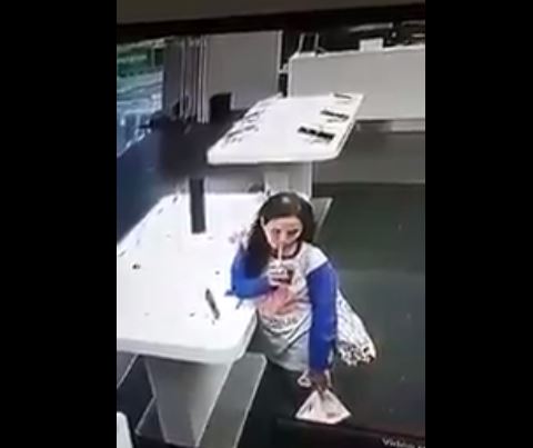 wanita yang diam-diam mencuri handphone di salah satu mall di surabaya