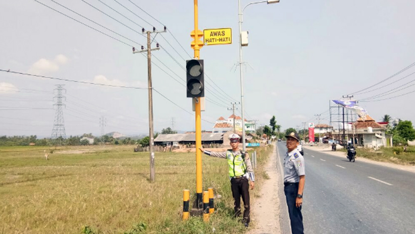 APIL berupa warning light di Jalan Raya Kec. Pagelaran diketahui tidak berfungsi. (tribratanews.polri.go.id)