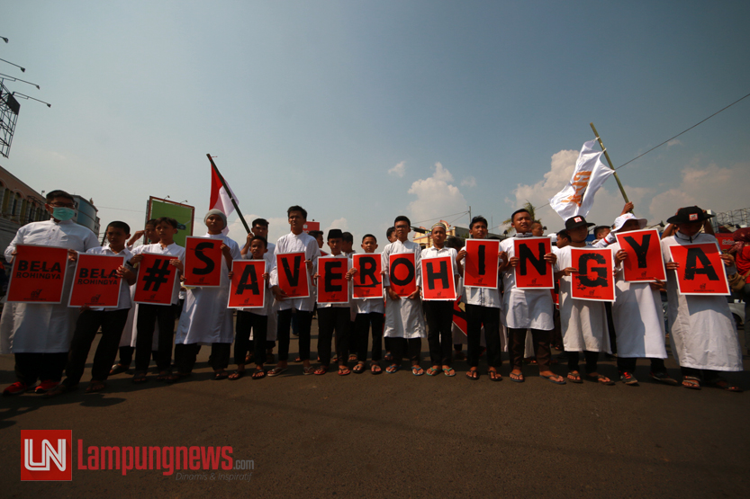 Ratusan warga dari berbagai gabungan elemen masyarakat Lampung melakukan aksi longmarch solidaritas warga Rohingnya dari depan Gramedia Jalan Raden Intan menuju Tugu Adipura, Enggal, Bandarlampung, Jumat (15/9). (Lampungnews/El Shinta)