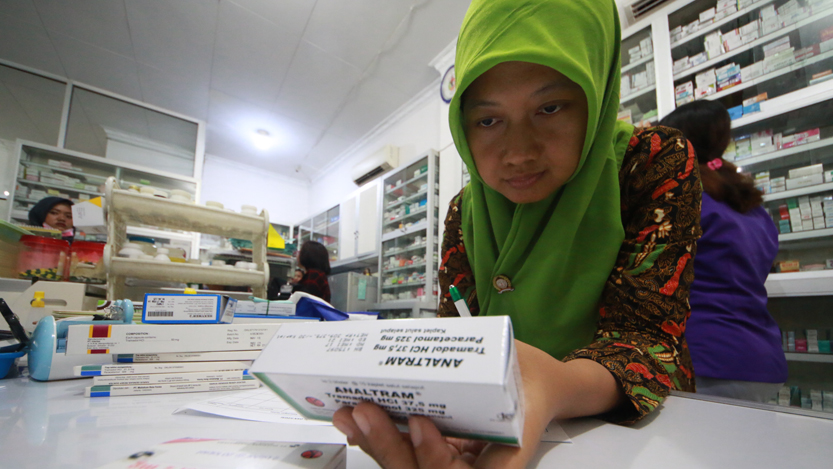 Petugas BBPOM Kota Bandarlampung memeriksa sejumlah obat yang masuk dalam kategori Obat Obat Tertentu (OOT) saat menggelar inspeksi mendadak untuk mencari peredaran PCC di Apotek Indra Jaya, Selasa (26/9). (Lampungnews/El Shinta)