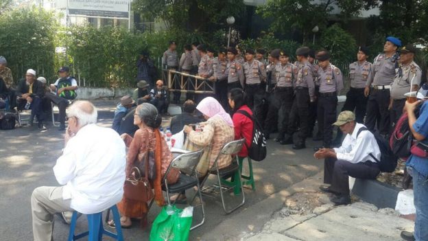 Para lansia peserta seminar tidak diizinkan masuk gedung LBH Jakarta oleh kepolisian. (Dokumentasi Forum 65)
