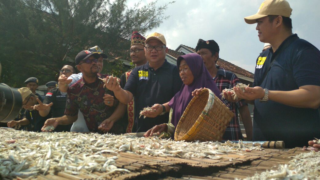 Anggota Komisi IV DPR RI Sudin menunjukkan teri nasi Lampung yang diolah pengerajin ikan di Pulau Pasaran, Sabtu (16/9). (Lampungnews/El Shinta)