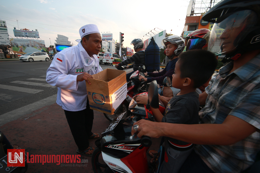 Organisasi Masyarakat (Ormas) Front Pembela Islam (FPI) Provinsi Lampung mengumpulkan dana untuk membantu saudara Muslim Rohingnya yang terus mendapat perlakukan keji di Tugu Adipura, Minggu (3/9). (Lampungnews/El Shinta)