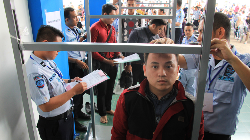 Sebanyak 2.400 peserta mengikuti seleksi tinggi badan untukl pendaftaran CPNS Kemenkum HAM RI di PKOR Way Halim, Senin (11/9). Selain itu para peserta juga akan mengikuti seleksi berkas yang berlangsung sampai 16 September 2017. (Lampungnews/El Shinta)