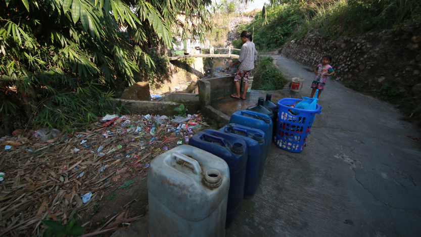 Warga Kampung Pulo, Kedamaian, mengambil air dari sumur umum untuk mencuci pakaian dan mandi, Selasa (12/9). Kekeringan air sudah terjadi sejak bulan Ramadan dan membuat warga harus mengangkut air cukup jauh. (Lampungnews/El Shinta)