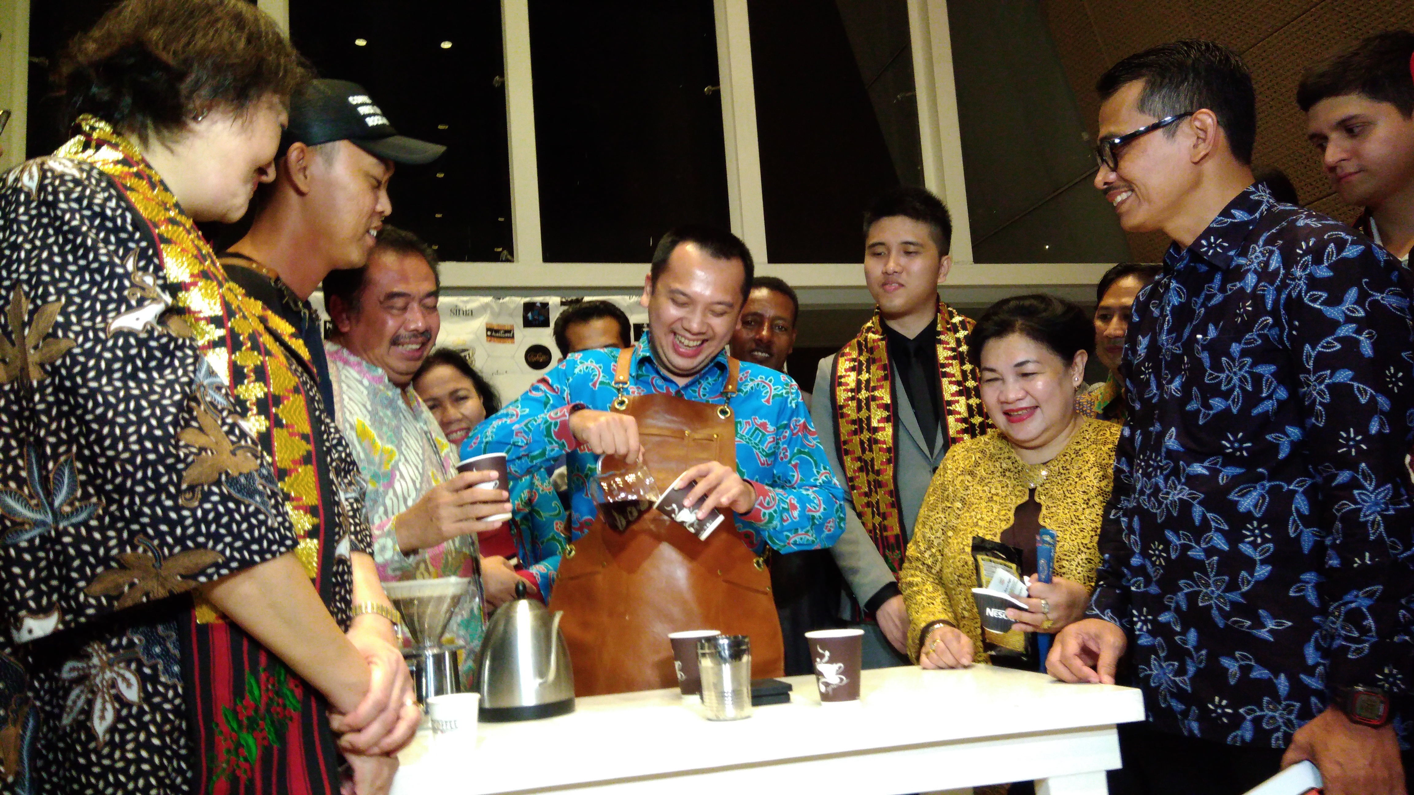 Gubernur Lampung Ridho Ficardo menyeduh kopi dengan teknik brewing pada International Coffee Days di Novotel, Jumat (29/9). (Lampungnews/El Shinta)