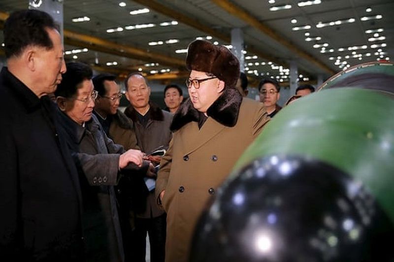Kim Jong-un bertemu dua ilmuwan pembuat bom hidrogen Hong Som-mu (kiri) dan Ri Hong-sop (kedua dari kiri). (Foto: Reuters)