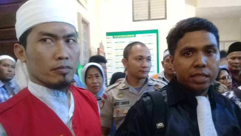 Terdakwa M Ali Amin Said (kiri). (Lampungnews.com/Adam)