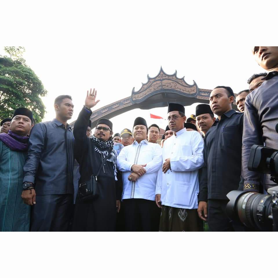 Zainudin Hasan meminta maaf dihadapan ribuan massa NU yang berunjukrasa di depan kantor bupati Lampung Selatan. (Facebook Zainudin Hasan)