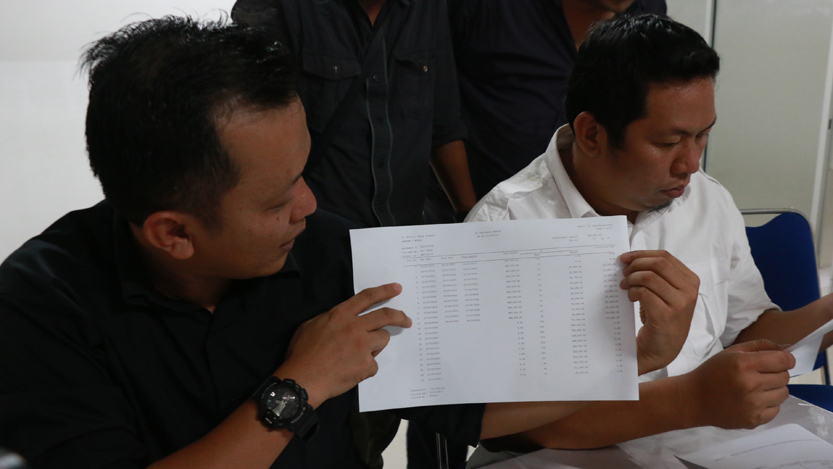 Kepala Cabang MTF Lampung, Yosditira menunjukkan story payment Ali Imron. (Lampungnews.com/El Shinta)