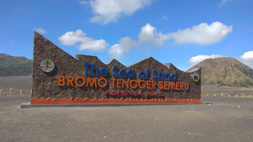 Tugu nama di Taman Nasional Bromo Tengger yang diprotes. (Hermanus Prihatna/Facebook)
