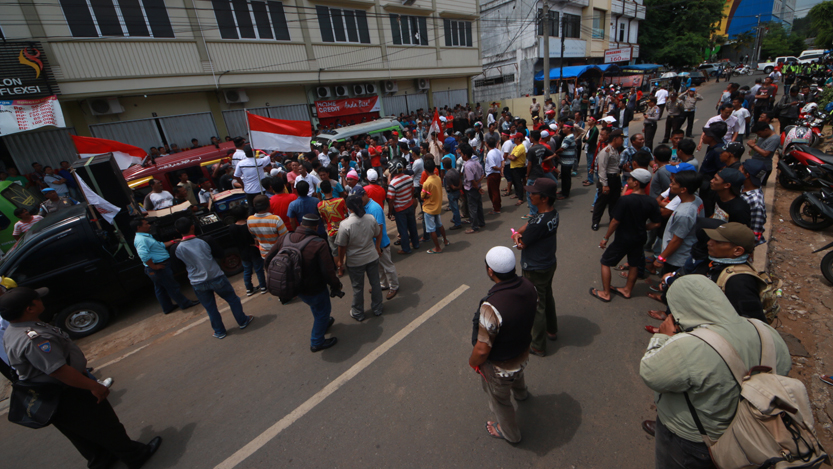 Ratusan sopir angkot melakukan orasi dan aksi damai di depan kantor GoJek di Jalan Husni Thamrin, Gotong Royong, Kamis (2/11). (Lampungnews.com/El Shinta)