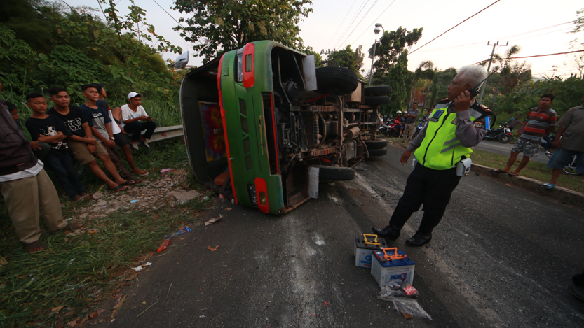 Sebuah bus yang mengangkut rombongan wisatawan terguling di Jalan P. Emir M. Noee akibat tak kuat menanjak, Minggu (5/11). (Lampungnews.com/El Shinta)