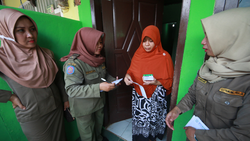 Nurlaila, salah satu warga Kupang Teba, Telukbetung Utara yang menerima KIS yang dibagikan secara door to door. (Lampungnews.com/El Shinta)