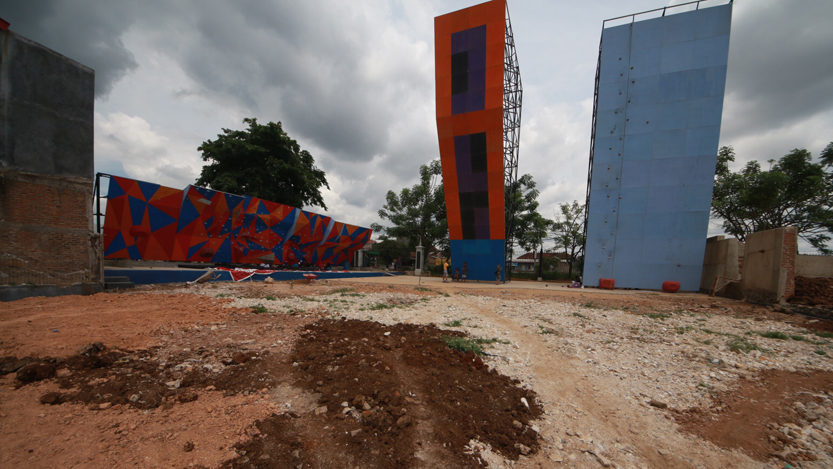 Kondisi venue panjat tebing yang akan digunakan pada Porprov Lampung ke-VIII di PKOR Way Halim yang belum rampung dikerjakan, Rabu (22/11). (Lampungnews.com/El Shinta)