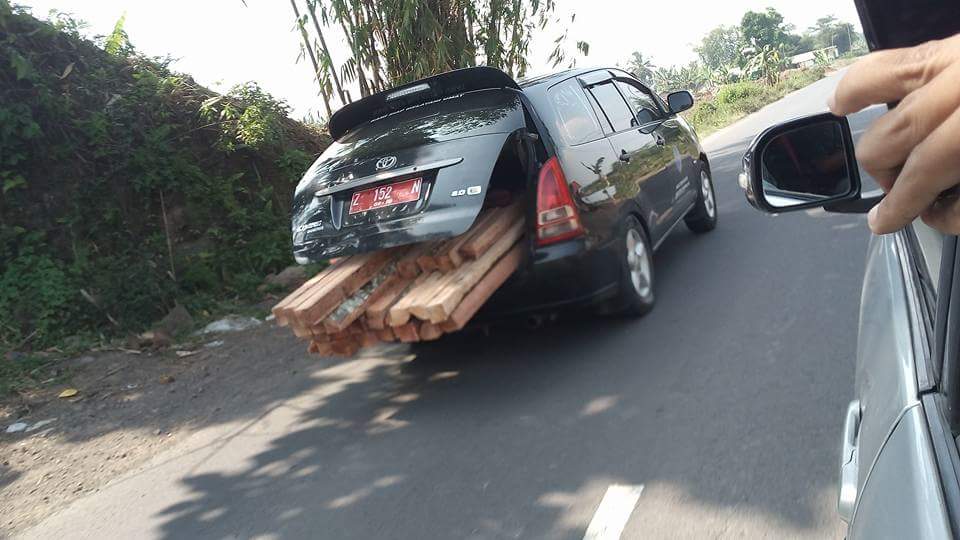 Mobil dinas digunakan mengangkut kayu tertangkap kamera netizen dan menuai kecaman. (Facebook)