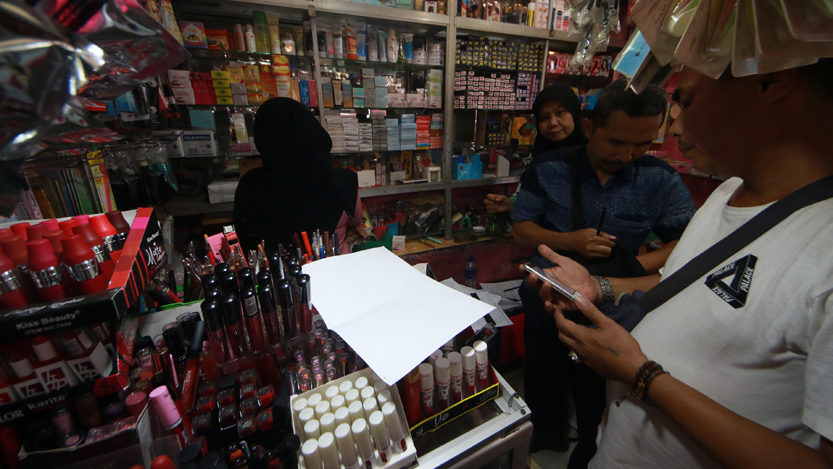 Petugas BBPOM Bandarlampung melakukan pemeriksaan di salah satu toko di Lorong King yang menjual kosmetik tidak terdaftar. (Lampungnews.com/El Shinta)