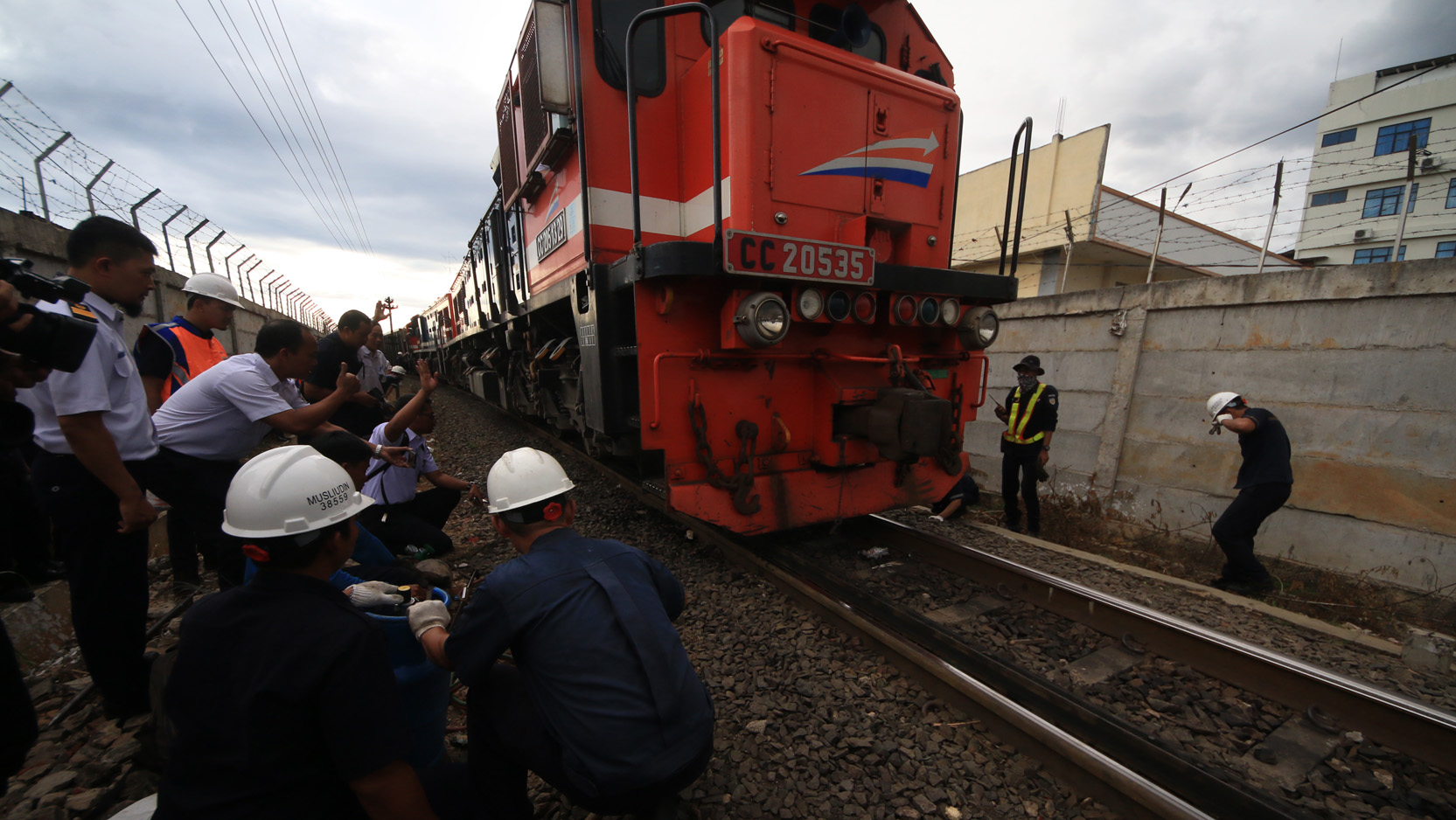 Petugas Teknisi PT KAI Divre IV Tanjungkarang mengevakuasi kereta babaranjang yang naik ke rel paksa agar kembali ke rel aslinya, Senin (4/12). (Lampungnews.com/El Shinta)