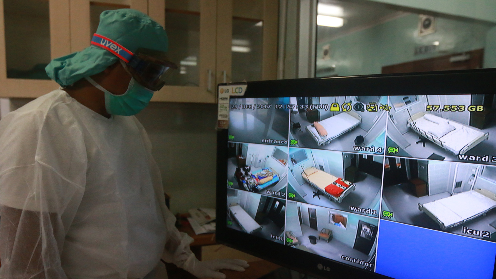 Petugas menunjukkan aktivitas pasien suspect difteri yang tengah dirawat di ruang isolasi RSUDAM, Jumat (29/12). (Lampungnews.com/El Shinta)