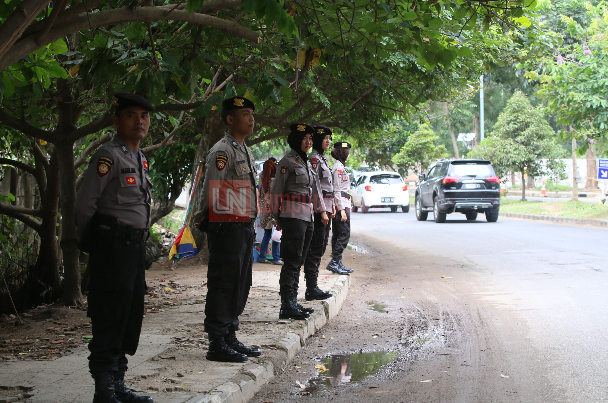 Polresta Bandarlampung menurunkan tim khusus melakukan penjagaan di sekitar Transmart Lampung, Selasa (16/1). Penjagaan ini menyikapi adanya parkir liar di bahu Jalan Sultan Agung yang menyebabkan kemacetan. (Lampungnews.com/El Shinta)