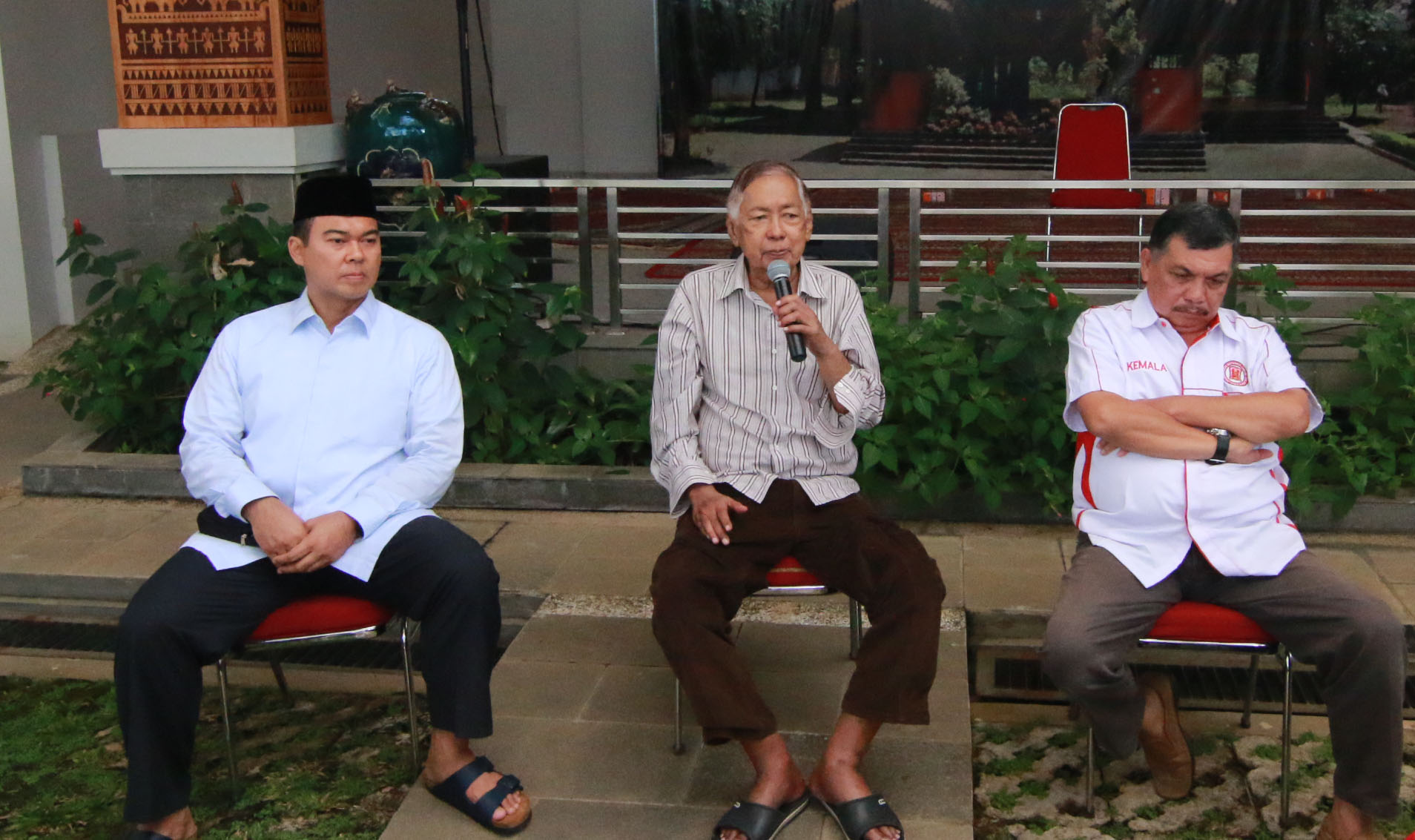 Meski dalam kondisi sakit Soetan Syahrir menyempatkan menghadiri dan memberikan sambutan pada Rapat Persiapan Rakernas DPP Lampung Sai. (Lampungnews)