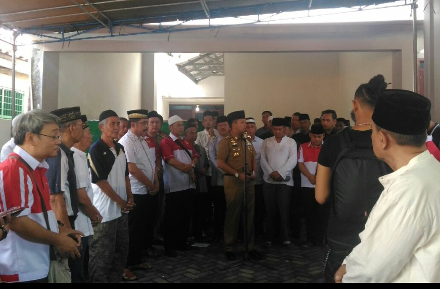 Gubernur Lampung memberikan sambutan menjelang saat melepas jenazah Almarhum Soetan Syahrir ke Pemakaman. (Lampungnews/Davit)