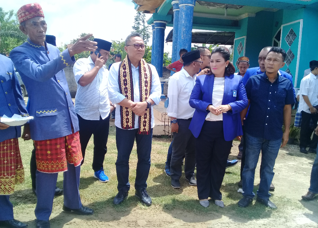 Ketua Umum PAN Zulkifli Hasan (tengah) saat bertemu kader di Tulangbawang (lampungnews/candra)
