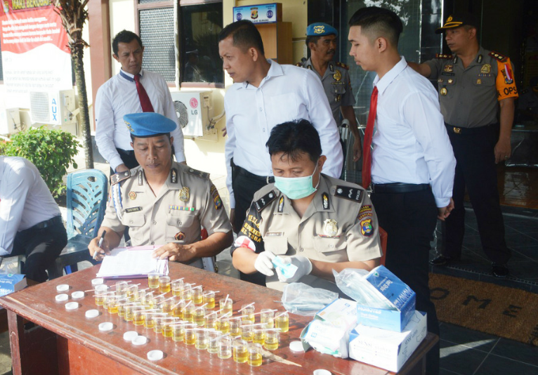 Tes urine anggota Polres Tulangbawang (lampungnews/can)