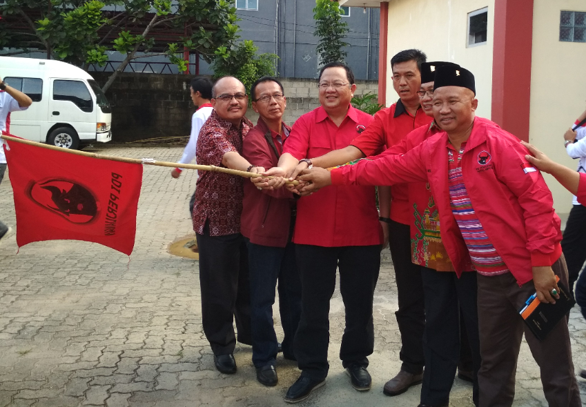 Ketua DPD PDI P Lampung, Sudin (tengah) bersama jajarannya sedang melepas Tim Ekspansi Pun