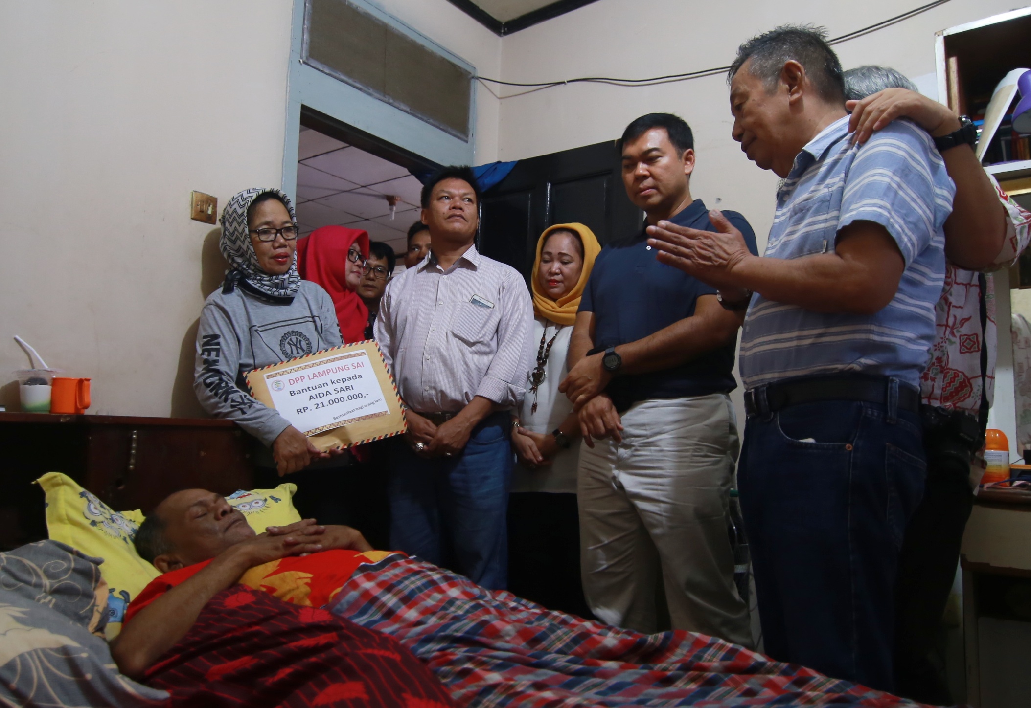 Ketua Harian DPP Lampung Sai menjenguk penderita tumor usus di kediamannya, Enggal, Bandarlampung, (12/6)