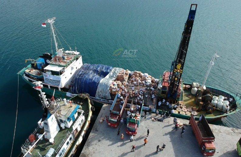 Kapal berlabuh di Palu membawa ribuan ton bantuan (foto : actnews)